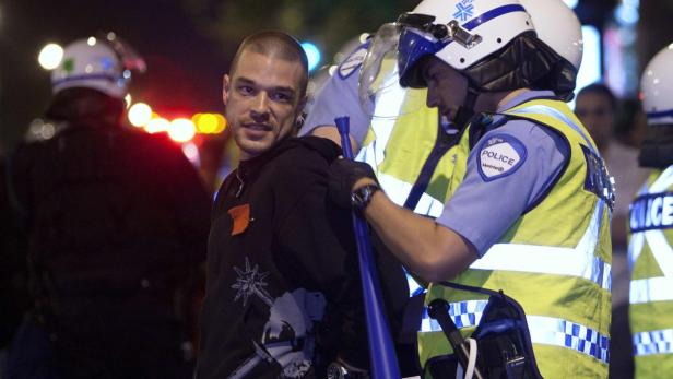 Ein Mann wird von Polizisten in Montreal festgenommen.