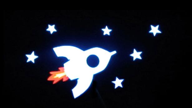 Eine stilisierte Rakete fliegt zwischen leuchtenden Sternen.