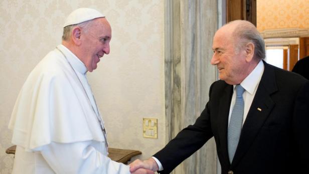 Papst Franziskus schüttelt Sepp Blatter die Hand.