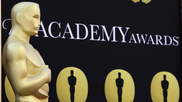 Eine goldene Oscar-Statuette vor dem Hintergrund der „Academy Awards“.