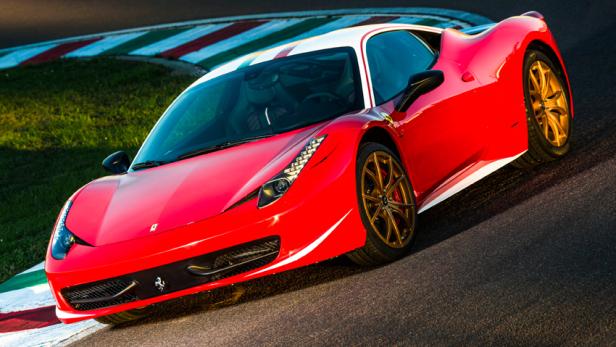 Ein roter Ferrari 458 Speciale auf einer Rennstrecke.