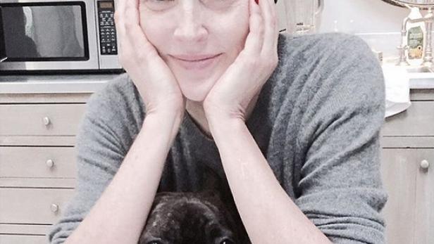 Sharon Stone Dass sie privat aussieht wie du und ich, beweist ein Instagram-Foto von Hollywood-Ikone Sharon Stone. Sie zeigte sich jetzt ungeschminkt und mit ungemachten Haaren - so natürlich haben Fans die Schauspielerin wohl noch nie gesehen.