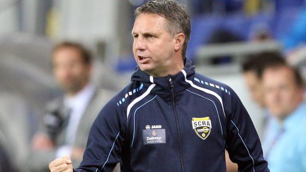 Ein Trainer des SCRA Cashpoint gestikuliert am Spielfeldrand.