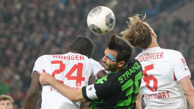 Fußballspieler kämpfen um den Ball während eines Spiels.