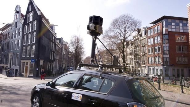 Ein Google Street View Auto fährt durch eine Straße in Amsterdam.