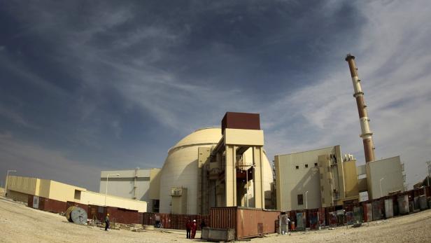 Das iranische Kernkraftwerk Buschehr unter einem bewölkten Himmel.