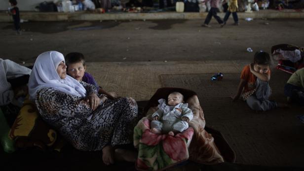 Warten - Das müssen tausende Syrer die aus ihren Heimatorten geflohen sind. Diese Familie hat ihr Zuhause vor Tagen verlassen und wartet nun an einer Grenzstation nahe der Stadt Azaz. Wie alle Flüchtlinge dort hoffen sie auf einen Platz in einem der türkischen Flüchtlingscamps. Bereits 80.000 Syrer sind in das Nachbarland geflüchtet.