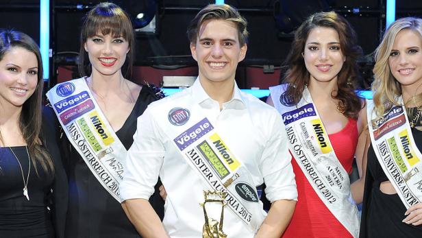 Mister Austria 2013 posiert mit mehreren Miss Austria-Gewinnerinnen.