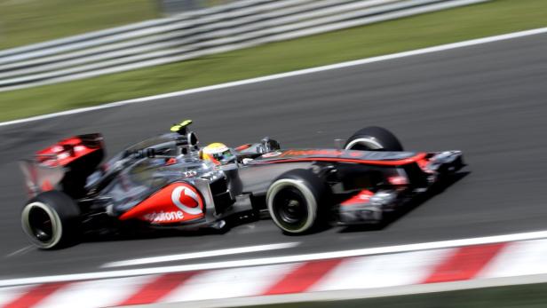 Ein Formel-1-Rennwagen rast auf einer Rennstrecke entlang.