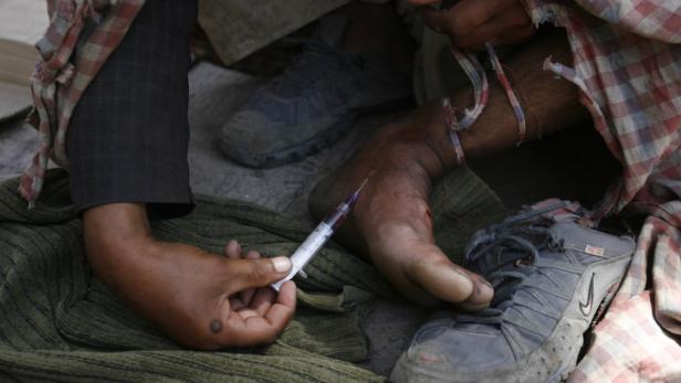 Das Land hat ein massives Drogenproblem – Afghanistan hat heute eine der höchsten Abhängigkeitsraten weltweit, Sucht ist längst kein Problem sozialer Randgruppen mehr.