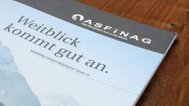 Das Cover des Nachhaltigkeitsberichts 2009/10 von ASFINAG mit dem Slogan „Weitblick kommt gut an.“.
