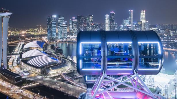 SINGAPUR: Bis zu 45 Kilometer weit reicht der Blick aus einer der 28 Gondeln des „Singapore Flyer“, mit 165 Metern Höhe das zweitgrößte Riesenrad der Welt