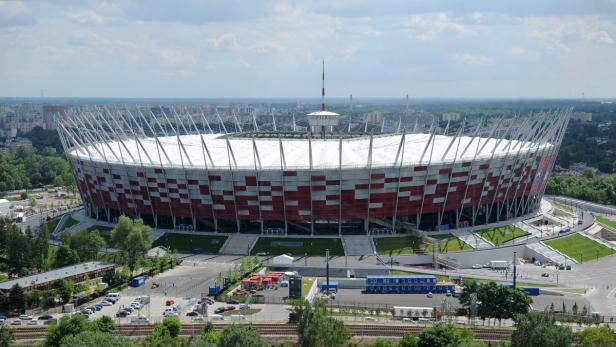Das Nationalstadion Warschau, Polen, mit seiner markanten rot-weißen Fassade.