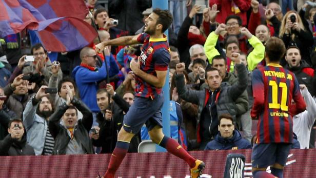 Ein Fußballspieler jubelt vor einer jubelnden Menschenmenge, während Neymar Jr. daneben steht.