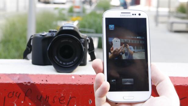 Test: Samsung-Kamera NX20 funkt Fotos per WLAN