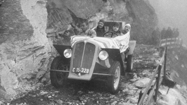 Vor genau 80 Jahren, am 22. September 1934, überquerte zum ersten Mal ein Automobil die Hohen Tauern. Am Steuer des &quot;Steyr 100&quot; saß der Salzburger Landeshauptmann Franz Rehrl, am Beifahrersitz der Erbauer der Großglockner Hochalpenstraße, Franz Wallack.