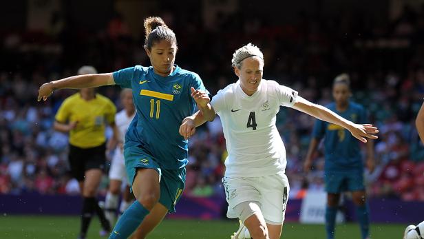 Die Brasilianerinnen gewannen dank Christiane (l) Favoriten im Frauen-Fußball-Viertelfinale