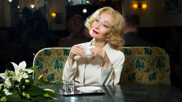 Sona McDonald als Marlene Dietrich