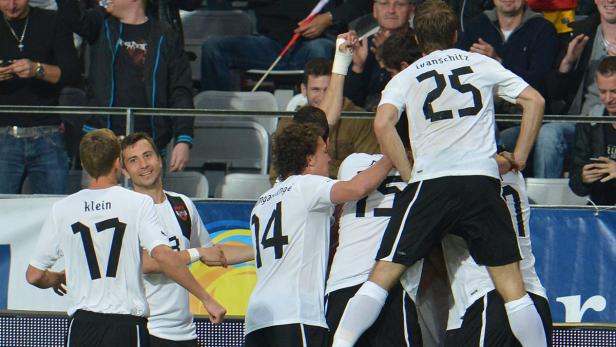 Österreichische Fußballspieler feiern ein Tor.