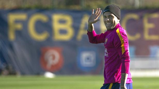 Dani Alves winkt auf dem Trainingsgelände des FC Barcelona.