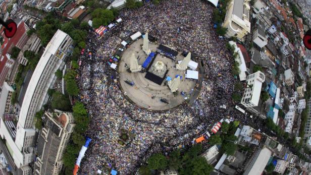 Zehntausende Menschen haben sich am Sonntag in der thailändischen Hauptstadt Bangkok zu einer Massenkundgebung gegen die Regierung von Ministerpräsidentin Yingluck Shinawatra versammelt.
