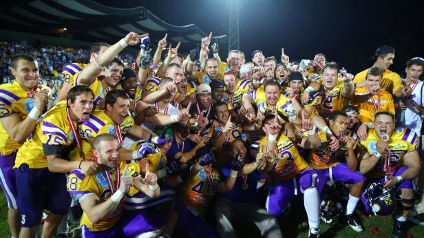 APA/GEORG HOCHMUTHAPA8801680 - 28072012 - WIEN - ÖSTERREICH: Die Vienna Vikings jubeln über den österreichischen Meisterschaftstitel im American Football, am Samstag, 28. Juli 2012, in Wien. APA-FOTO: GEORG HOCHMUTH Vikings gewinnen Austrian Bowl