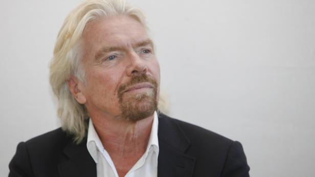Porträt von Richard Branson, der nachdenklich nach oben blickt.