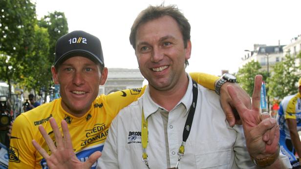 dapdFILE - This July 24, 2005 file photo shows Lance Armstrong, left, and Johan Bruyneel, sporting director of the Discovery team, posingon the Champs Elysees during a victory parade after Armstrong won his 7th straight Tour de France cycling race in Par Armstrong-Akten lösen Köpferollen aus