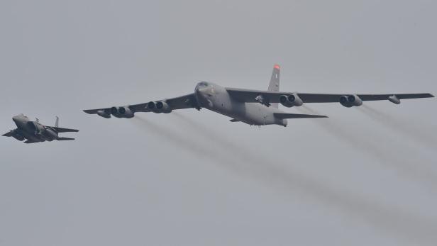 B-52-Bomber der Amerikaner, eskortiert von einem F-15K-Jet der Südkoreaner.