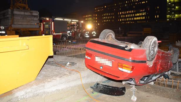 Der Wagen stürzte von der Fahrbahn direkt in eine sieben Meter tiefe Baugrube.
