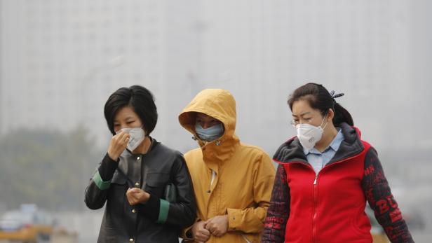 Chinesen schützen sich gegen Smog.