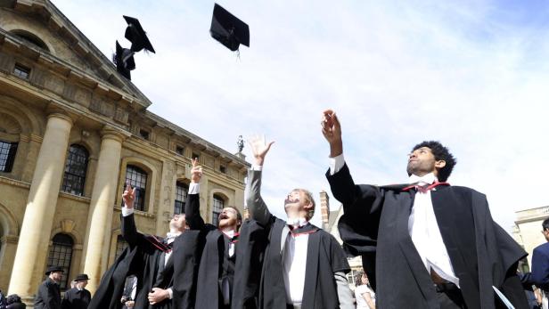 A group of graduates throw their caps in the air for a photograph after a graduation ceremony at Oxford University, Oxford, England, May 28, 2011. REUTERS/Paul Hackett (BRITAIN - Tags: EDUCATION SOCIETY) Uni Oxford lässt Liberalität walten