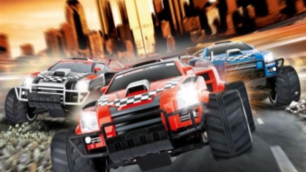 Drei Monstertrucks rasen auf einer Straße mit einer Stadt im Hintergrund.