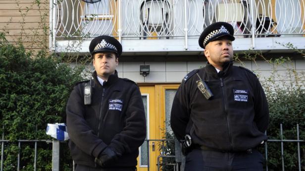 Polizisten vor dem Haus in Brixton, wo sich die Tragödie abspielte.