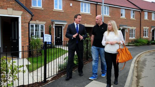 Premier David Cameron zu Besuch bei Hauskäufern in Northampton.