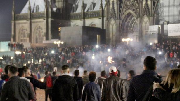 Bilder von den Ausschreitungen in Köln: Inzwischen vermutet man, dass sich die Täter verabredet haben.
