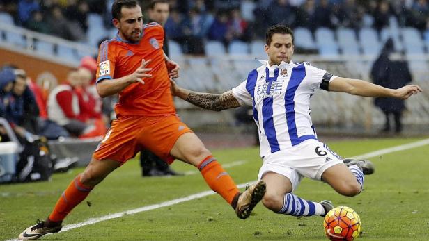 Real Sociedad-Verteidiger Inigo Martinez (rechts) gegen Valencia-Angreifer Paco Alcacer