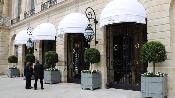 Der Eingang des Ritz Paris mit eleganten Markisen und dekorativen Laternen.