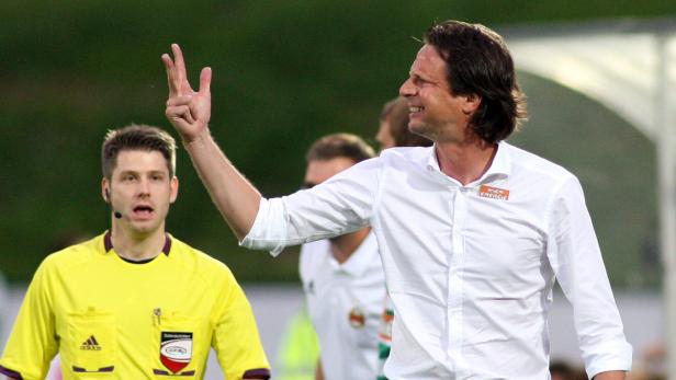 dapdFussball, tipp3 - Bundesliga, Saison 2012/2013, 2. Spieltag, SC Wiener Neustadt - SK Rapid Wien, Samstag (28.07.12), Wiener Neustaedter Stadion, Wiener Neustadt: Rapids Trainer Peter Schoettel gestikuliert. Das Spiel endete 0:1.Foto: tuenR.r R. Arting Rapid hält die Weste weiß