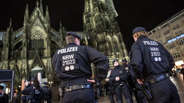 Polizisten vor dem Kölner Dom.