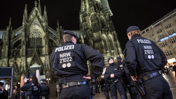 Polizisten stehen vor dem Kölner Dom.