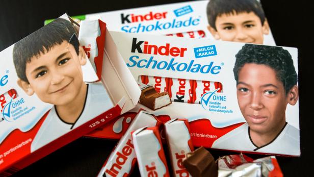 Mehrere Packungen „Kinder Schokolade“ liegen auf einem Tisch.