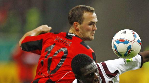 Zwei Fußballspieler kämpfen um einen Ball.