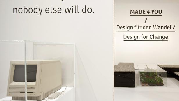 Ein Macintosh SE Computer steht in einer Ausstellung mit dem Motto „Design für den Wandel“.