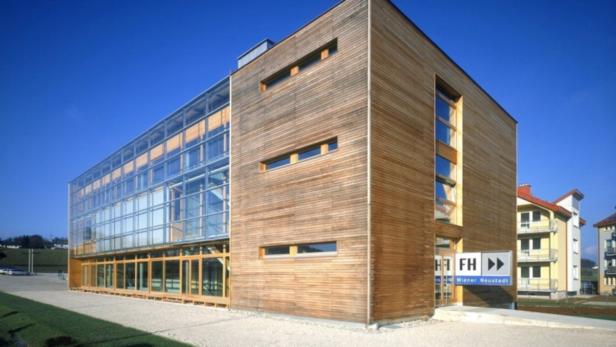 Das moderne Gebäude der Fachhochschule Wiener Neustadt mit Holzfassade und Glasfront.