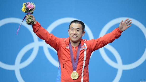 Om Yun-chol jubelt über sein Triumph Nordkoreaner gewann im Gewichtheben mit Finte