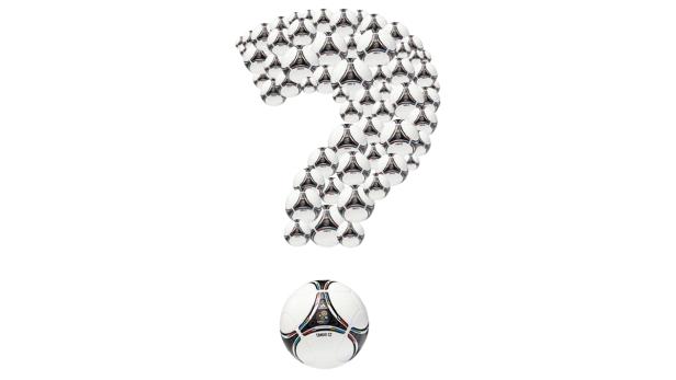 Ein Fragezeichen, geformt aus vielen Fußbällen, mit einem einzelnen Ball darunter.