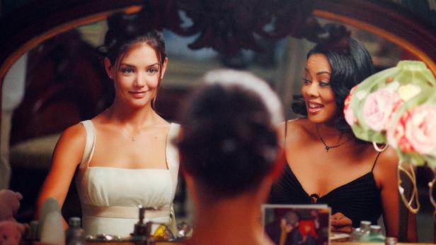 Katie Holmes und Robin Givens sitzen vor einem Spiegel.