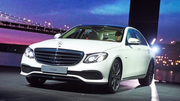 Eine weiße Mercedes-Benz E-Klasse auf einer Bühne.