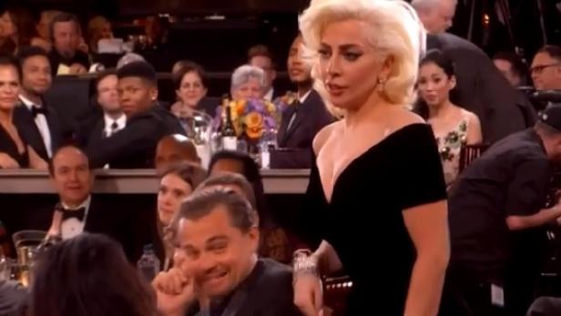 Lady Gaga in einem schwarzen Kleid auf einer Preisverleihung.